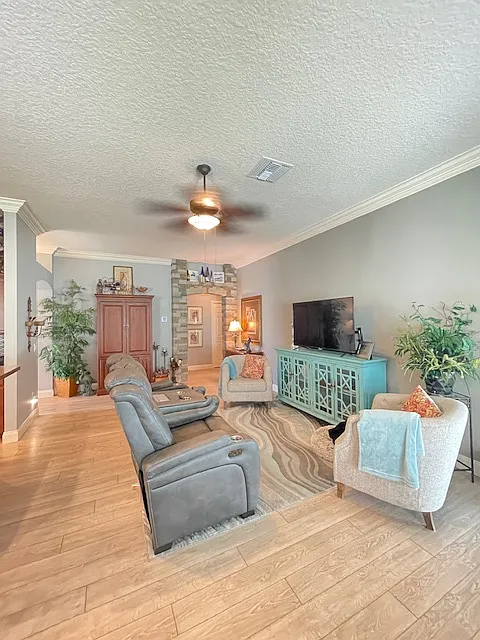 1069 Becker Ave — Photo 3
