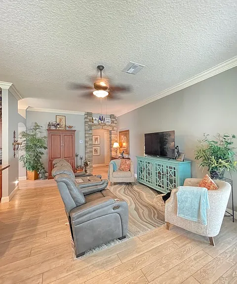 1069 Becker Ave — Photo 3