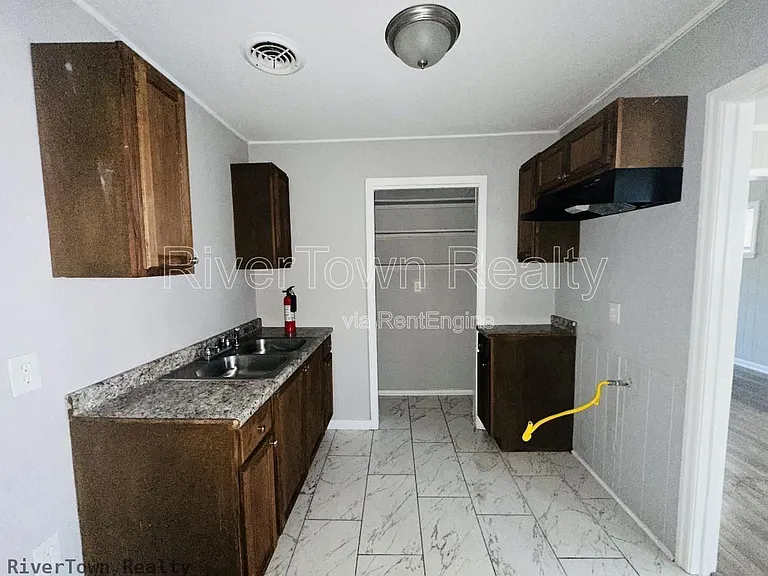 1706 Combs St — Photo 10