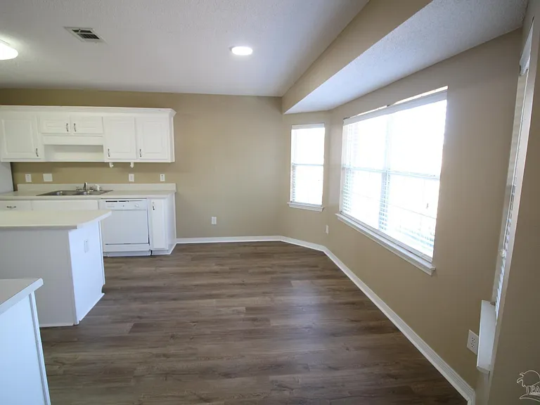 1100 Freeboard Blvd — Photo 7