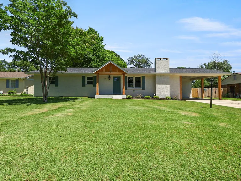 614 Holland Ct SW — Photo 2