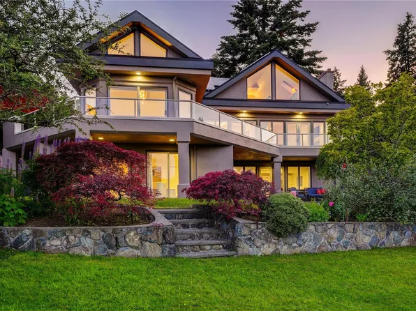 4961 Lochside Dr, Saanich, BC V8Y 2E6