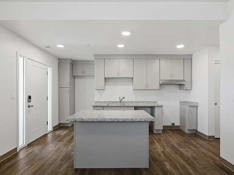533 W Gurley St #2 — Photo 6