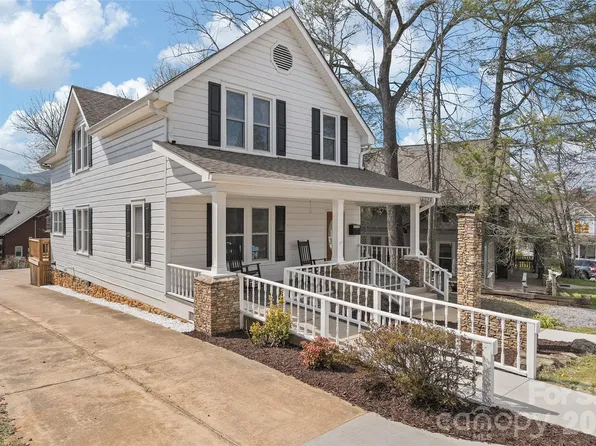 89 Walnut St, Waynesville, NC 28786