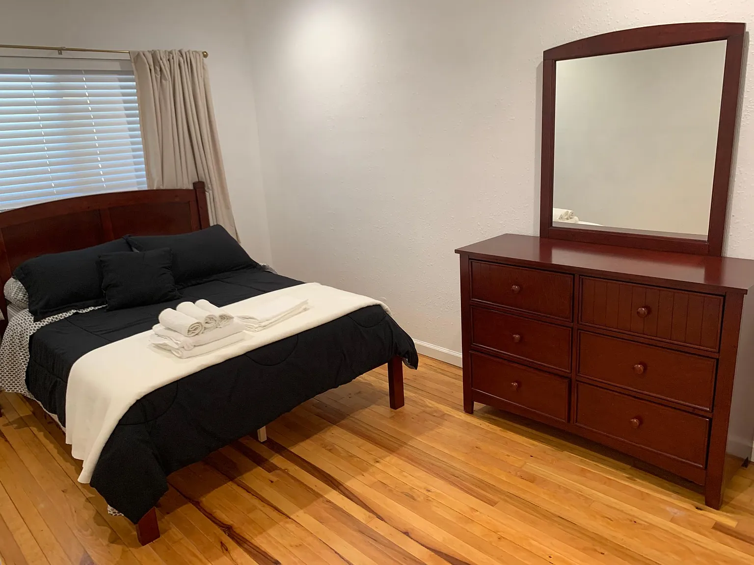 4 bed, 2000 sqft, $6,900 — Photo 3