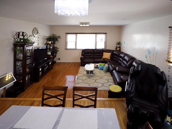 5th image of 447 Bedford Ave