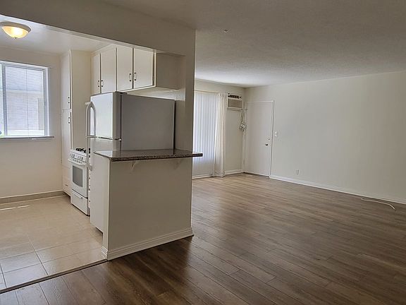 3rd image of 911 S Sherbourne Dr #2