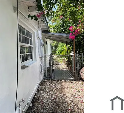 250 East Dr — Photo 2