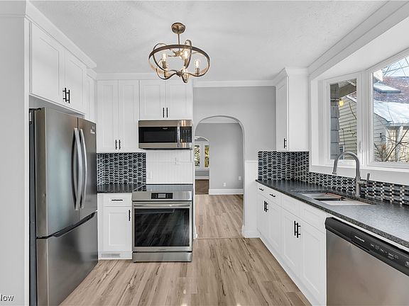 4th image of 13021 West Ave