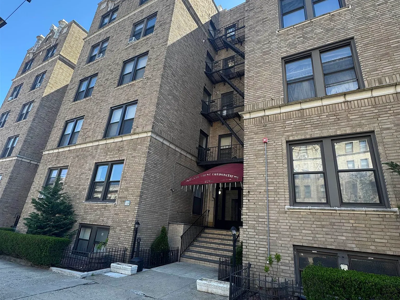 2 bed, 1.0 bath, $2,400 — Photo 2