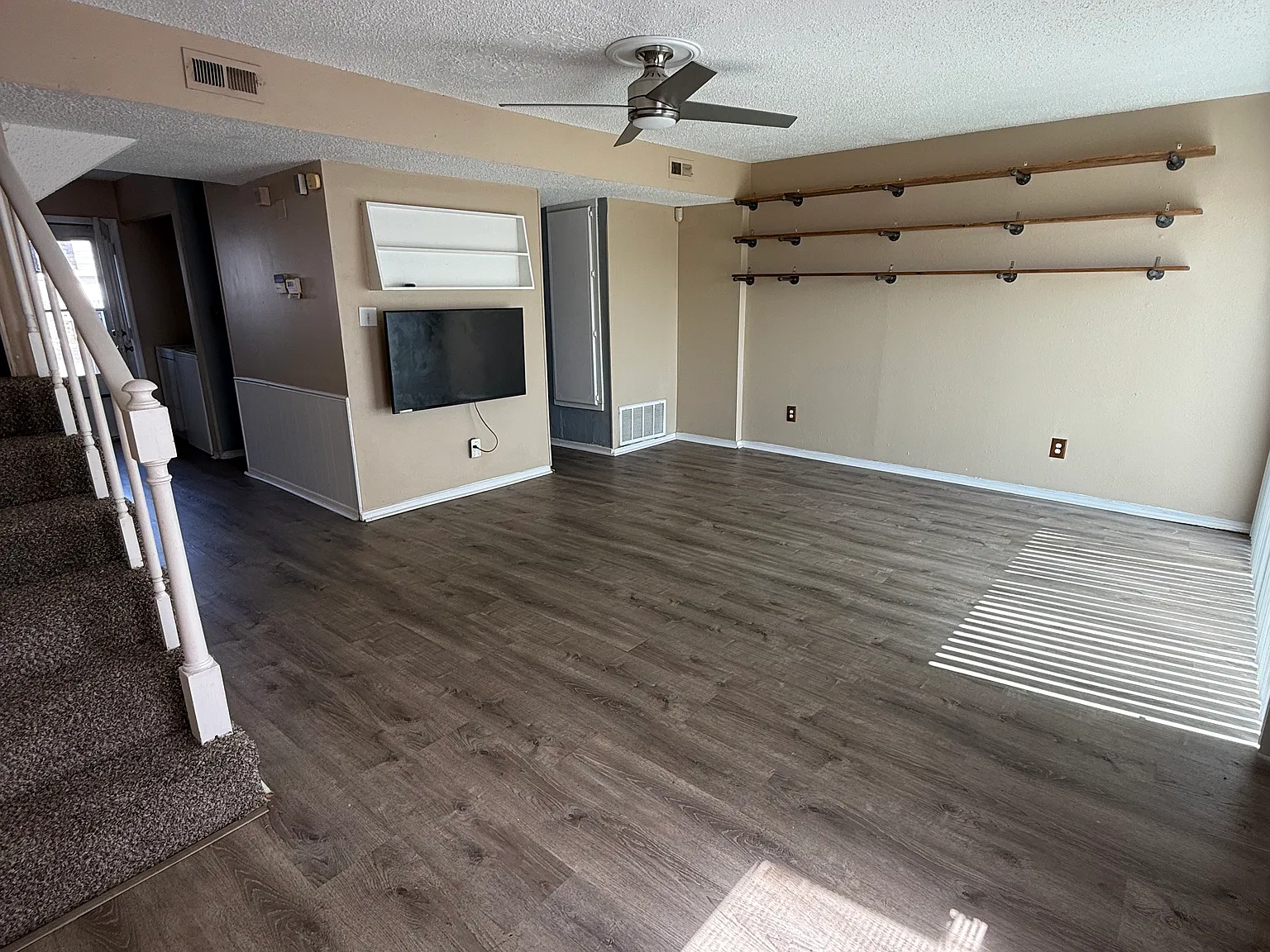 3 bed, 1200 sqft, $1,299 — Photo 2