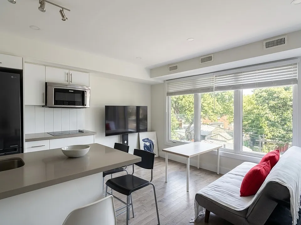 1175 Dovercourt Rd #4