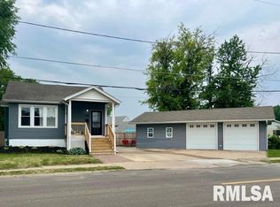 820 S 10th St, Clinton, IA 52732