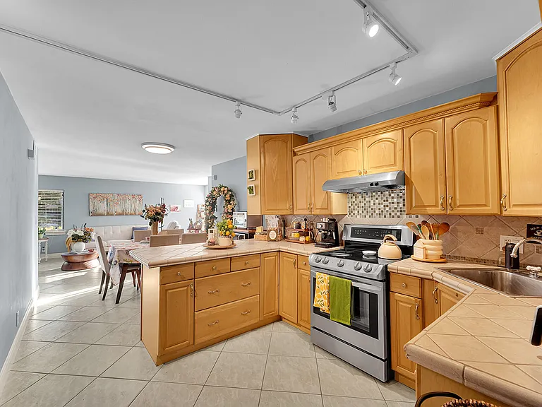 261 Wimbledon Lake Dr — Photo 5