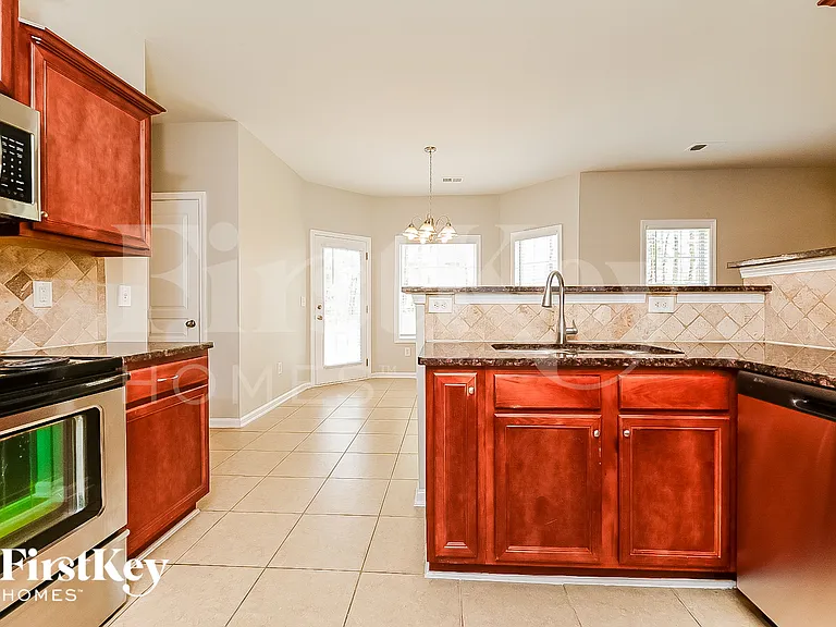 821 Harrison Dr — Photo 4
