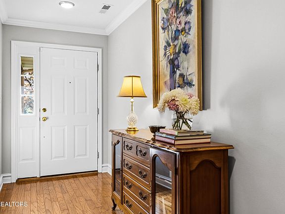 4th image of 907 Heather Way