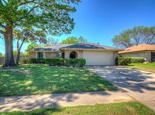 2401 Poppy Ln, Euless, TX 76039