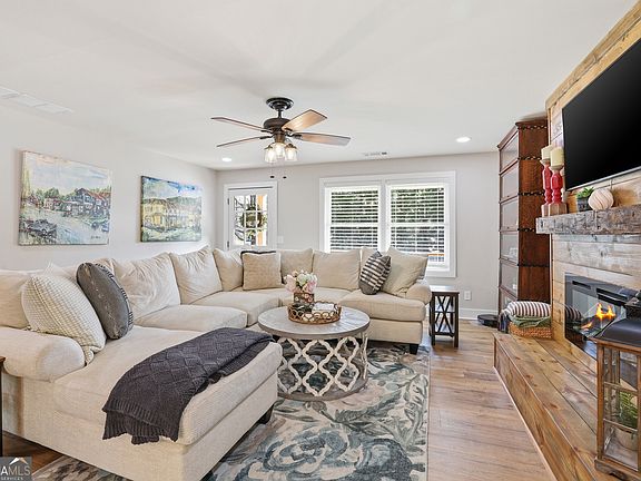 4th image of 232 Stekoa Falls Rd