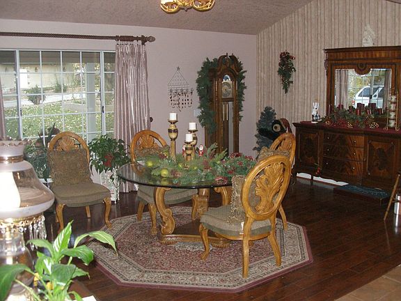 Dining room w/fireplace