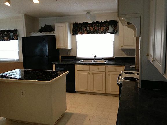  SPACIOUS KITCHEN WITH ISLAND