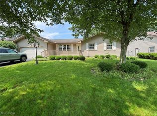 170 Maple Leaf Dr, Youngstown, OH