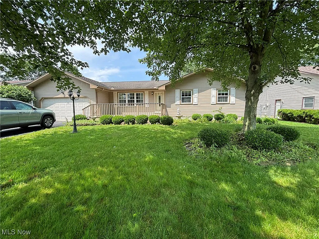 170 Maple Leaf Dr photo 1