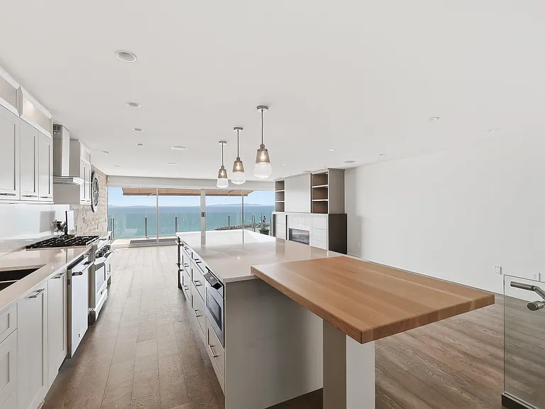 15240 Victoria Ave — Photo 5