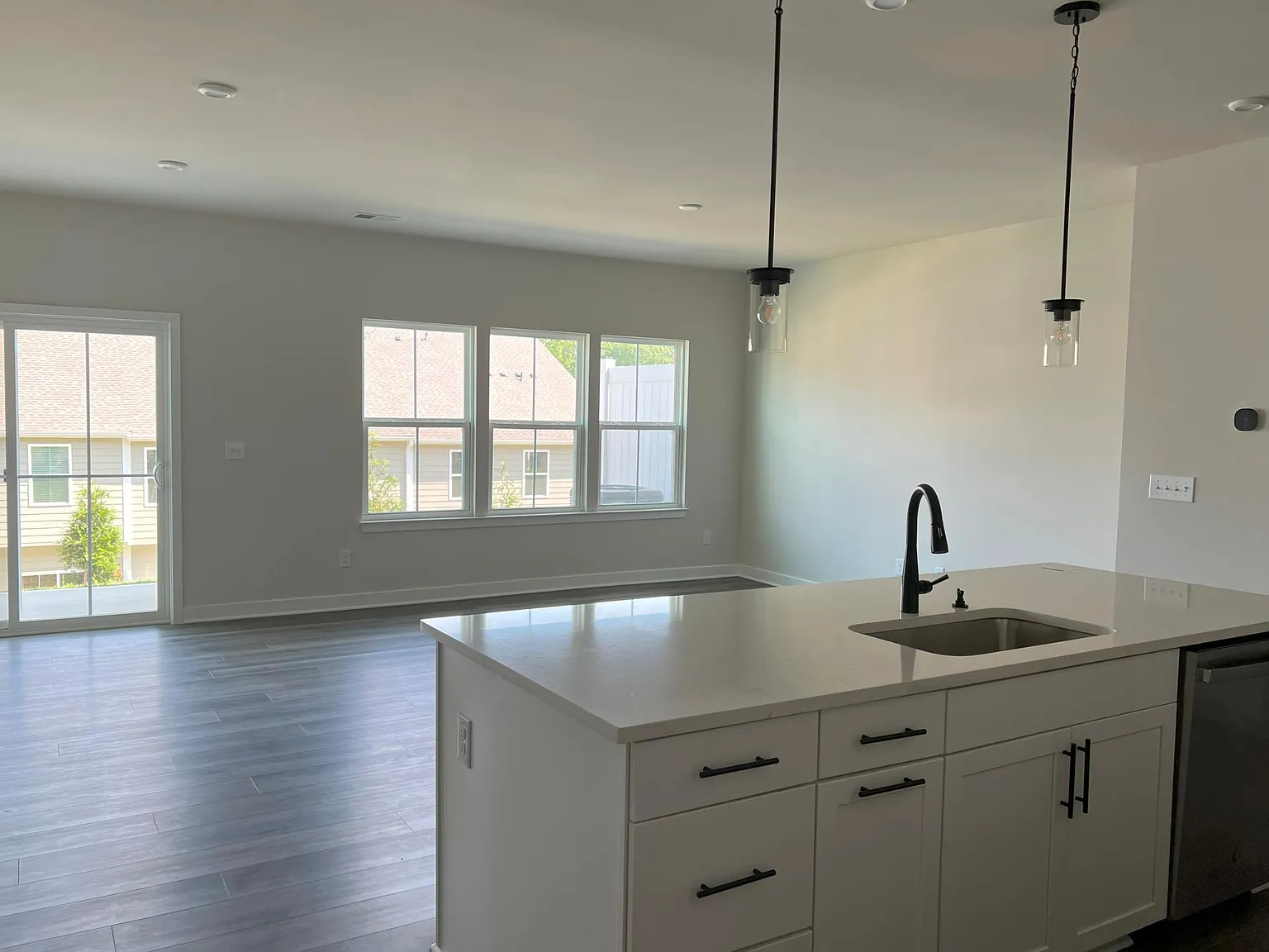 4 bed, 1947 sqft, $2,200 — Photo 2