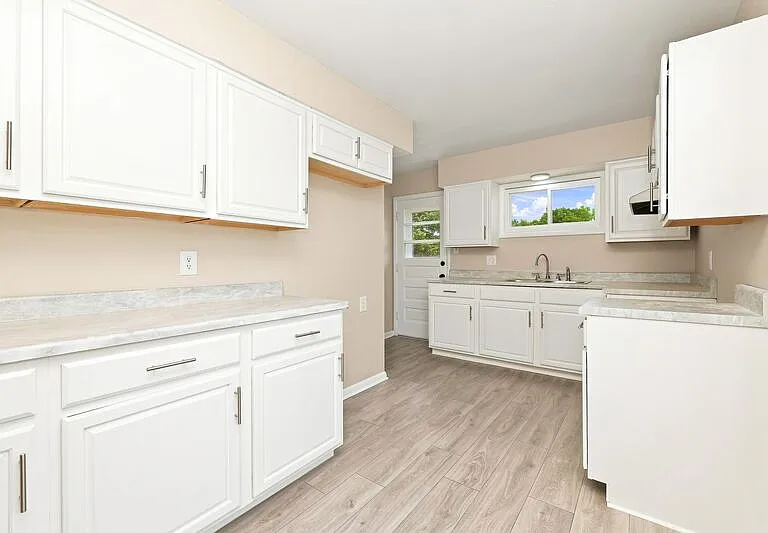 248 Canterbury Dr — Photo 6