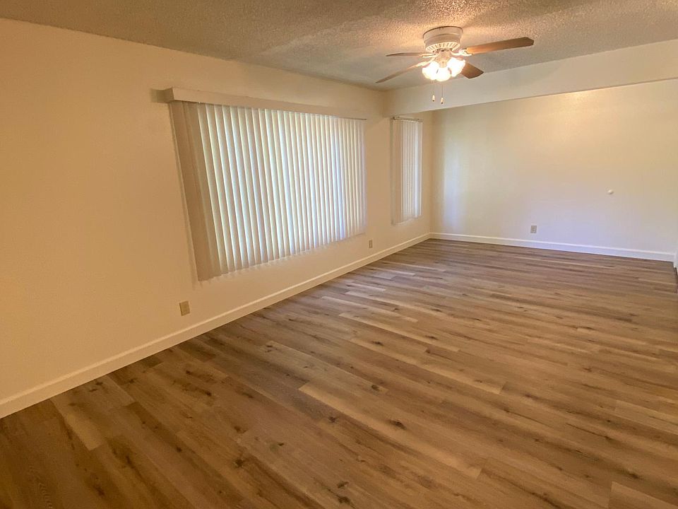 spacious living room with area for dining table