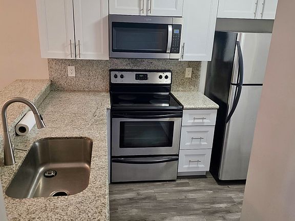 2nd image of 17105 Glenmoor Dr #17105