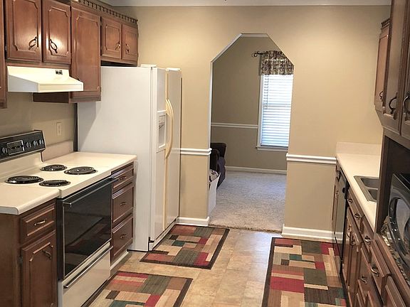 3rd image of 923 Laurel Dr