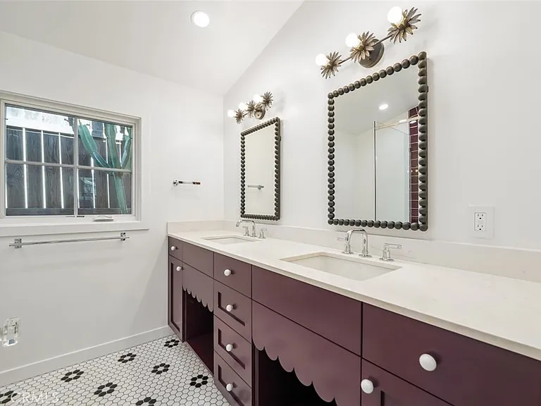 2549 N Beachwood Dr — Photo 13