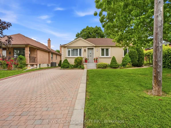 26 Deevale Rd, Toronto, ON M3M 1Z3