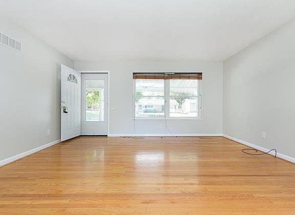 4th image of 915 Kingsbrook Ln