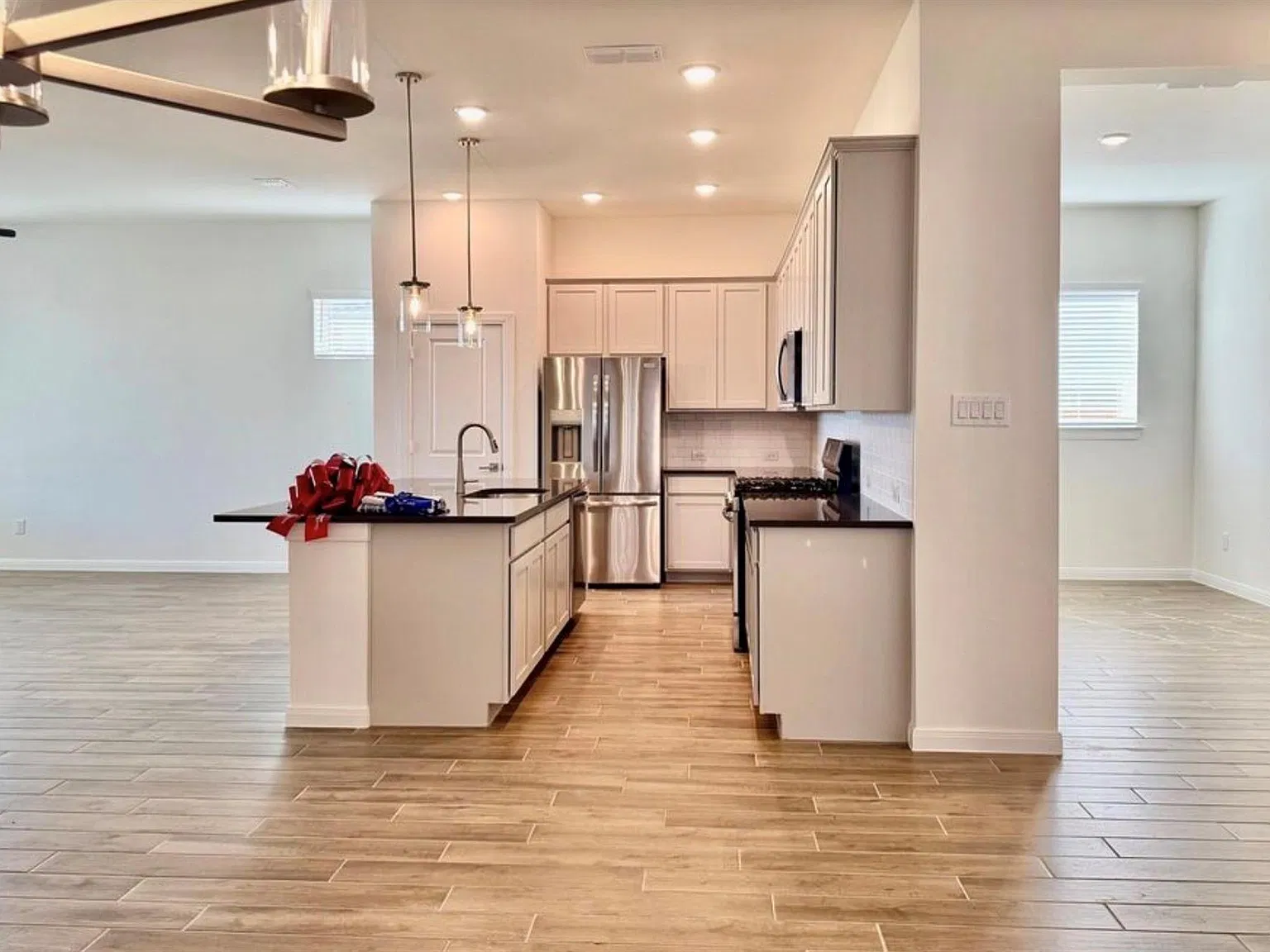 3 bed, 2.0 bath, 2110 sqft, $2,700 — Photo 2