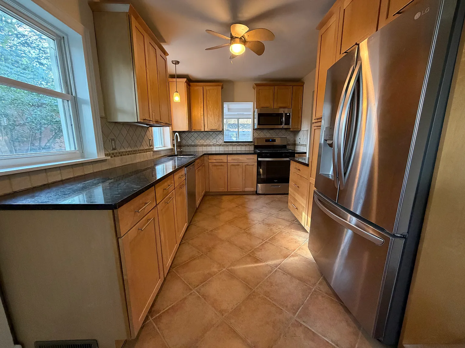 3 bed, 1404 sqft, $4,000 — Photo 4