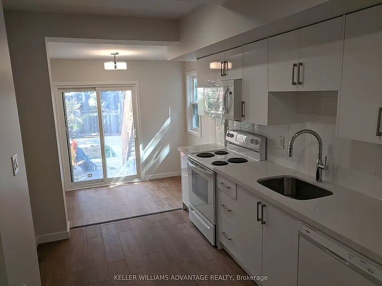 119 Coxwell Ave #LOWER — Photo 1
