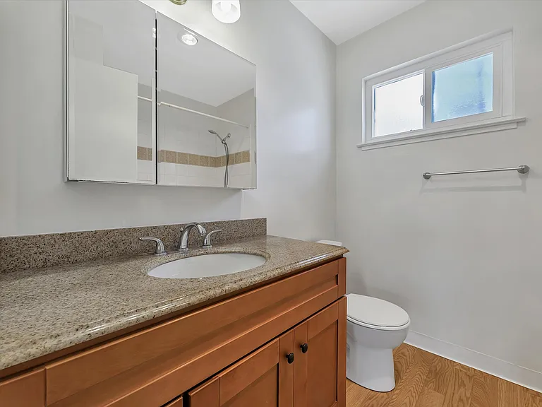 Poplar Plaza Apartments — Photo 25