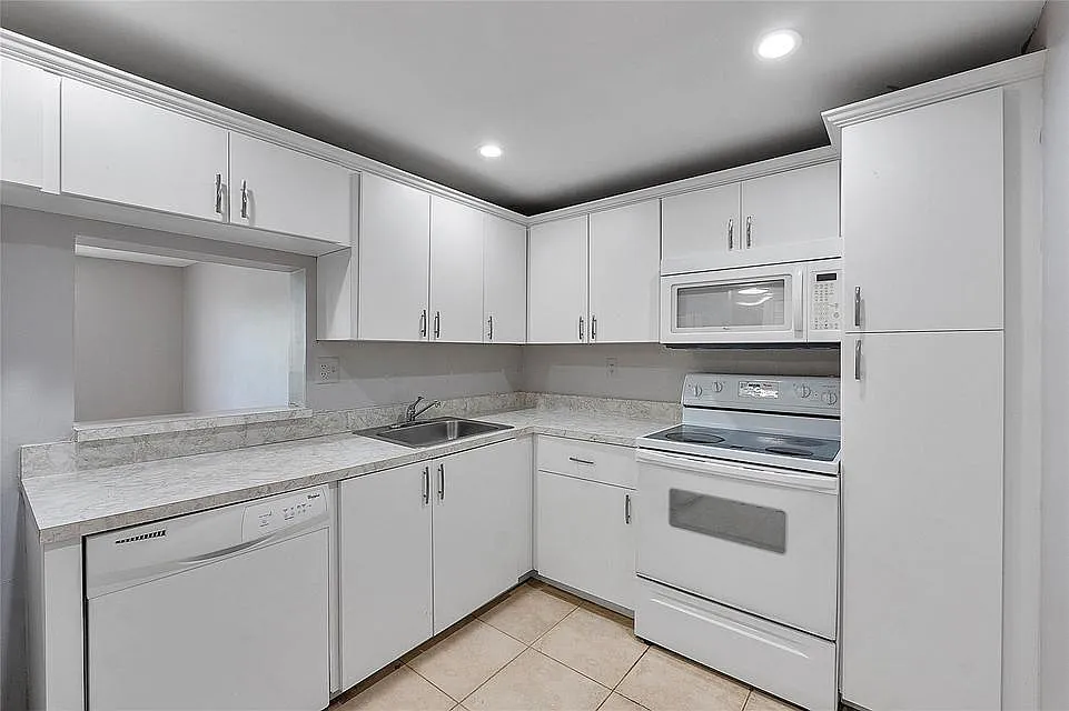 Building Photo - 4354 NW 9th Ave #12-3D