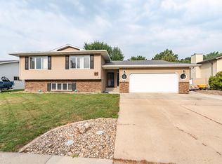 1718 S Reno Dr, Bismarck, ND 58504