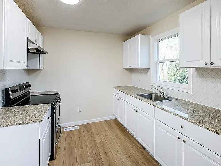 211 Rhode Island Cir — Photo 5
