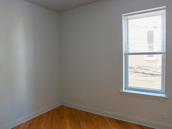 5th image of 1142 W Wellington Ave #3R