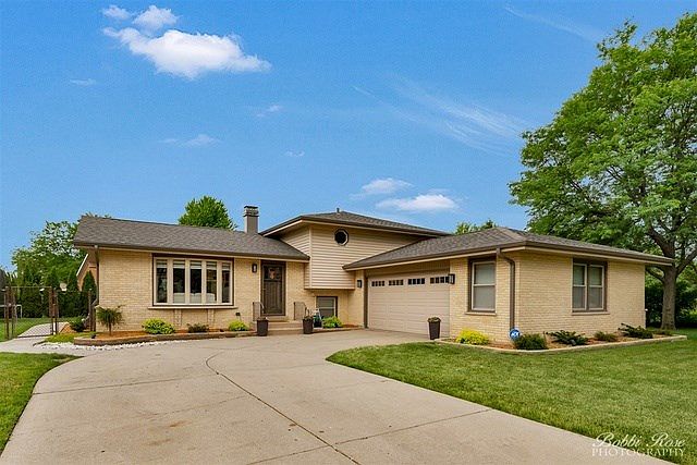 STUNNING SPLIT LEVEL IN ELK GROVE VILLAGE