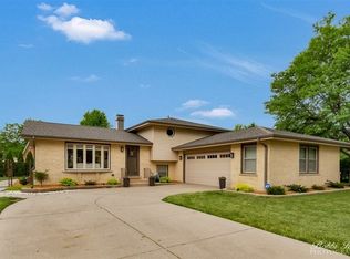 1060 Judy Dr, Elk Grove Village, IL 60007