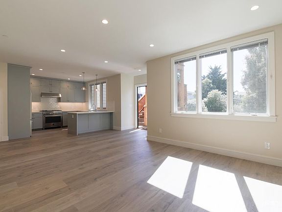 3rd image of 125 Ashbury St #125
