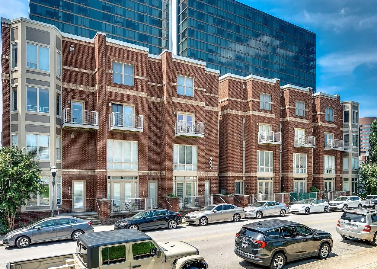 1 bed, 1.5 bath, 880 sqft, $2,249 — Photo 1