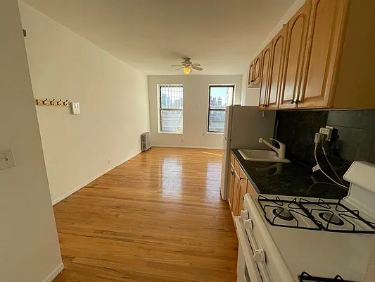 Rented by KNOCKKNOCK LLC | media 7