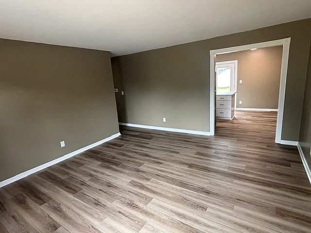 408 Woodcreek Dr — Photo 3