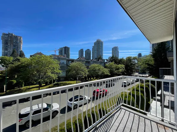 5127 Irving St #307, Burnaby, BC V5H 1T6